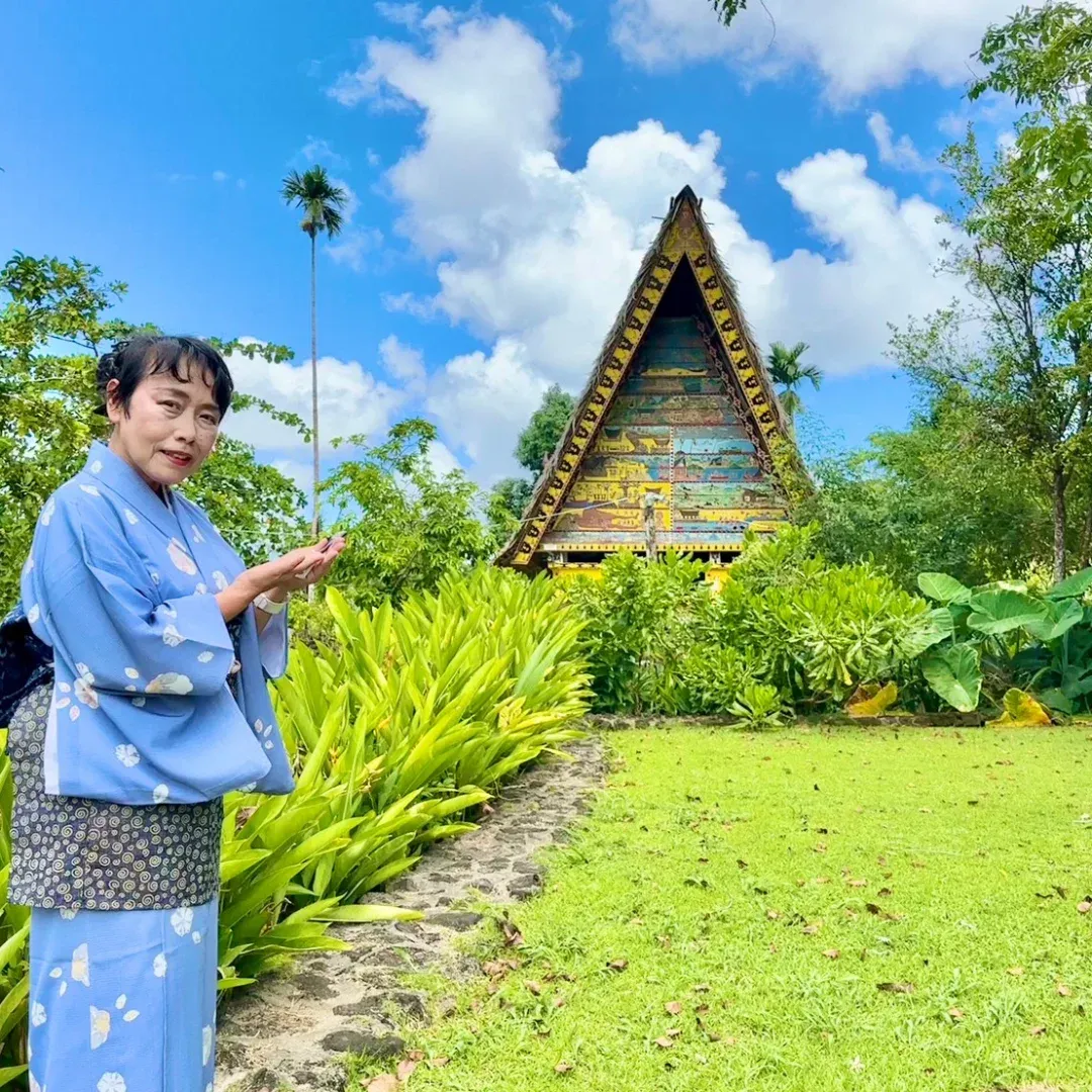 パラオの伝統家屋バイの前に立つ横井紅炎