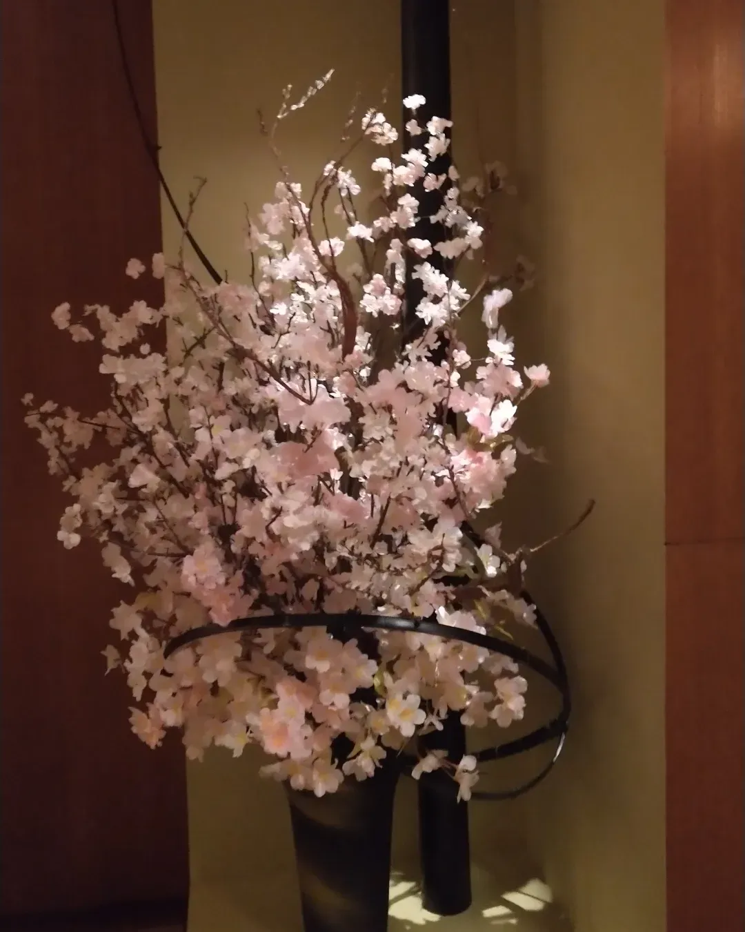 桜の枝をいけた作品