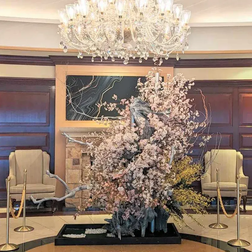 シャンデリアの下、流木と桜を組んだロビーの作品