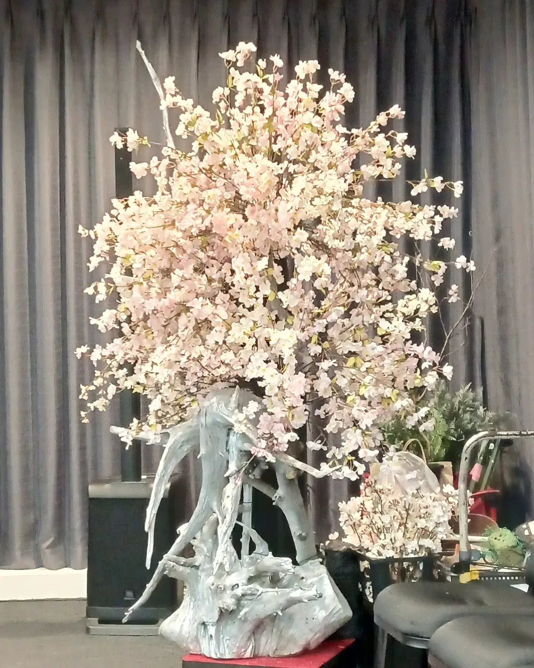 流木と桜を組み上げた大型のいけこみ作品